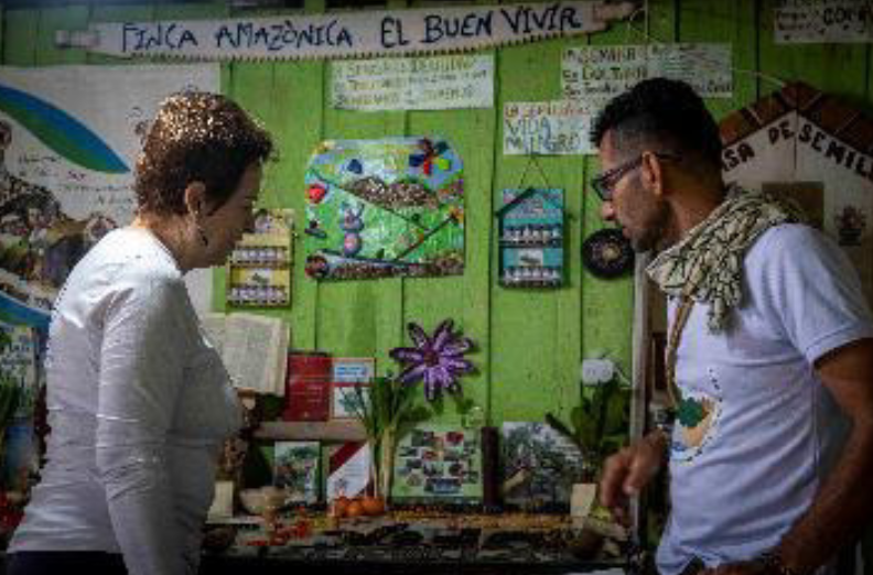 La direttrice di Visur, Yolima Salazar, durante la mostra «Finca Amazónica – Buen Vivir», 2025. Foto: Chasquis